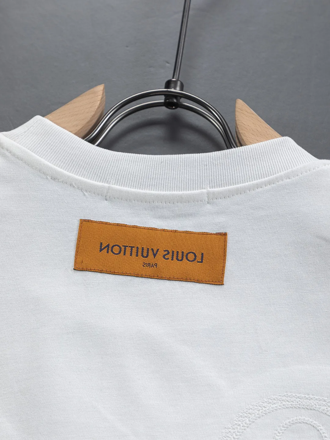 🅿️200 Louis Vuitton 1V LV micro-wide version S-XL LV 26ss new products are available at the counter simultaneously. Multiple craftsmanship. Three-dimensional small logo letters on the chest🪡 embroidery + multi-label four-leaf clover on the back🍀🪡 embroidery. Round neck short-sleeved T-shirt, same style for men and women! Consigned to one-to-one creation. Synchronized with the official website, pure cotton fabrics at the counter! It is close to the skin and comfortable, durable and easy to wear. It has a classic and simple logo design and meticulous original craftsmanship. Short-sleeves, a must-have item for men, do not appear to be the same for the general public, but must be unique and eye-catching. This LV short-sleeve is all about quality, comfort, the same shape and fashion as always, including fabrics and cutting techniques. All of them have been made with great effort! 320 grams of washed pure cotton fabric, pure cotton is breathable, very refreshing and comfortable for daily wear. The rib knitting on the neckline is smooth and tight, and the neckline will not be skewed if you toss it at will. The loose version, you will find that it looks really good on the upper body. The overall is minimalist and neat, super versatile for daily use! Pair it casually with a pair of pants for a youthful look. A T-shirt will make your outfit crazy. It is a fashionable item that can never go wrong! Color: Black White Size: S-XL Size chart: S: Shoulder width 50-Bust 56-Length 70 M: Shoulder width 52-Bust 57-Length 72 L: Shoulder width 54-Bust 59-Length 74 XL: Shoulder width 56-Bust 62-Length 76